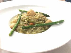 Risotto con Asparagi e Capesante, Mantecato con Avocado Presentazione Il Risotto con Asparagi e Capesante, Mantecato con Avocado, è un primo di pesce sfizioso e dal