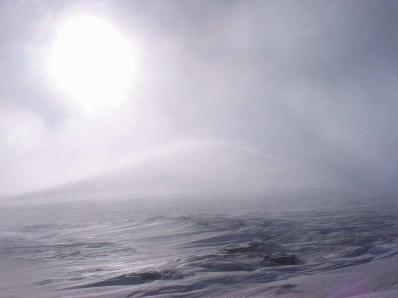 Fattori che influenzano il manto nevoso Vento effetti meccanici sui cristalli maggiore scambio termico aria-neve 1. vento freddo: sottrae calore e può generare croste ghiacciate 2.