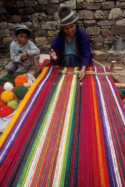 PERU : NATURA E MISTERO Da nord, con Chiclayo, culla di alcune civiltà preincaiche; a sud con Cuzco e l impero inca che trova in Machu Picchu, un inestimabile testimonianza, e poi ancora il lago