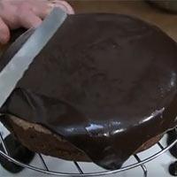 Ora facciamo colare il cioccolato sulla nostra torta,