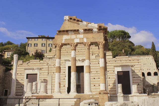 Destinate alle ricche famiglie patrizie, le Domus erano singole case private, in genere di un piano e si contrapponevano alle Insulae, le fatiscenti e poco