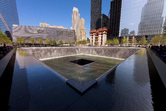 Il giro terminerà a Battery park dove si lascerà la guida per prendere il battello con l accompagnatore per ammirare da vicino la Statua della Libertà.