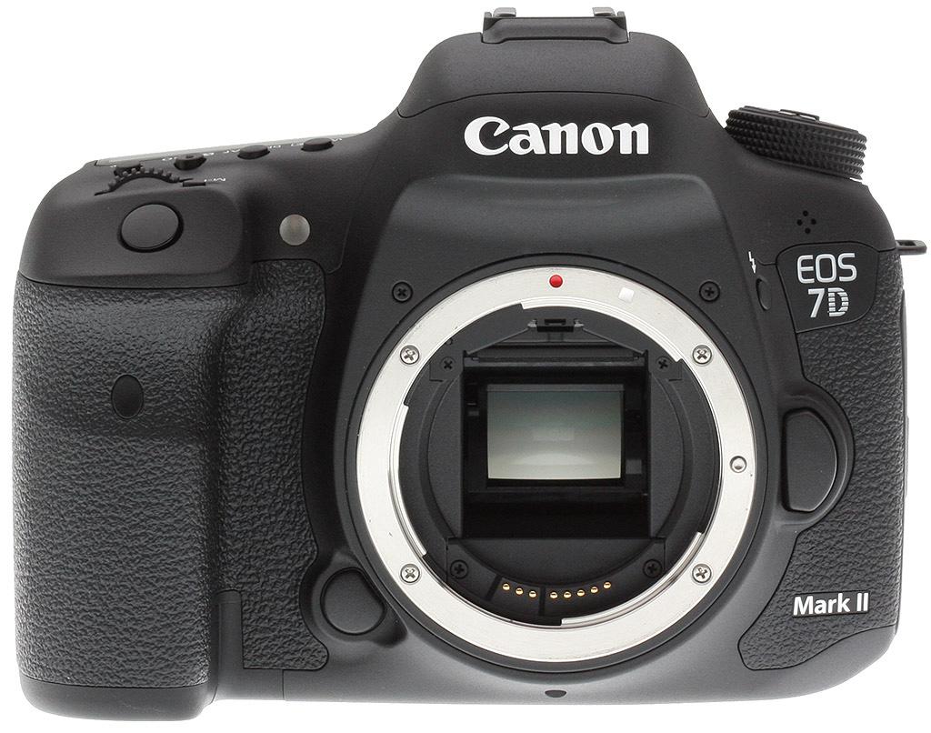 Canon EOS 7D Mark II APS-C Canon EOS 5D Mark IV Full-Frame Da notare sul bocchettone il doppio contrassegno Da notare sul bocchettone il solo contrassegno Punto Rosso per Obiettivi EF Punto Rosso per