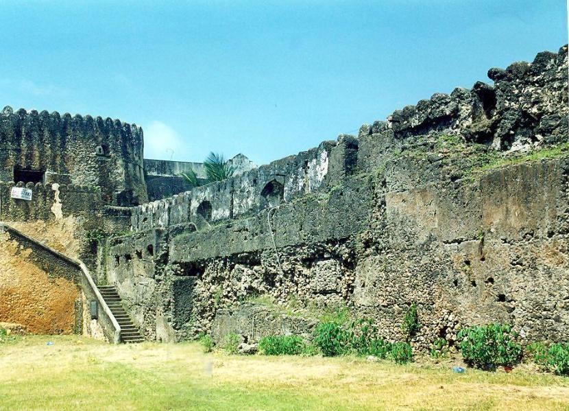 Quelle mura, non più sicure, hanno lasciato i segni della vita di quel lontano passato e se il viaggiatore curioso riesce a coglierne la bellezza, vuol dire