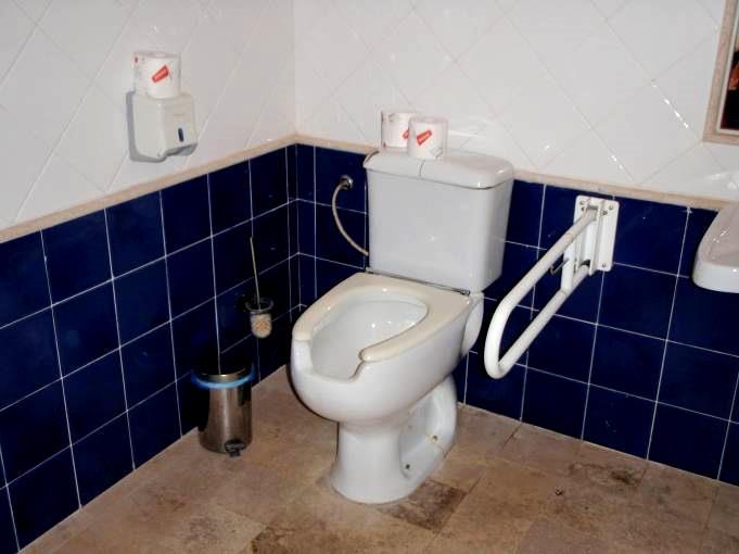 Il bagno accessibile che si trova di fronte al ristorante Libeccio ha