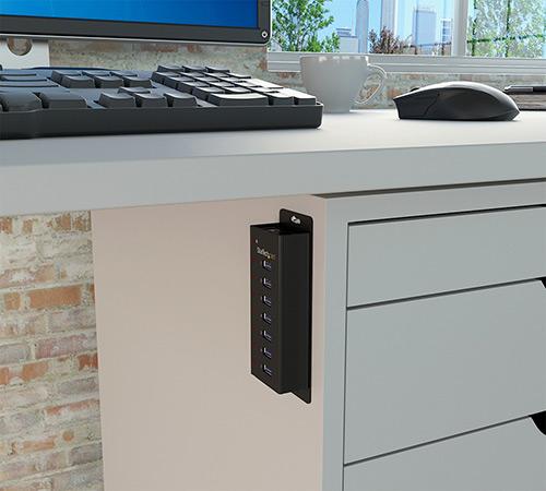 Consente di combinare la praticità del desktop e una agevole portabilità Questo hub è ideale per una configurazione permanente con un computer desktop grazie al resistente alloggiamento in metallo in