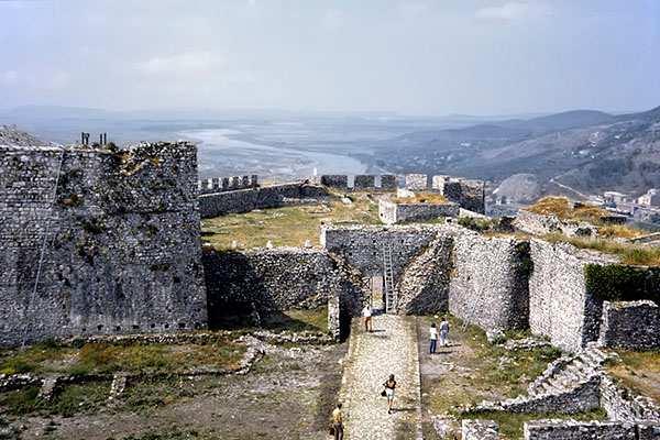 Scutari La città di Shkodra, Scutari in italiano, Uscudar in Turco, Skadar in Montenegrino è il centro urbano più importante del Nord dell Albania, la quarta città per abitanti nel paese.