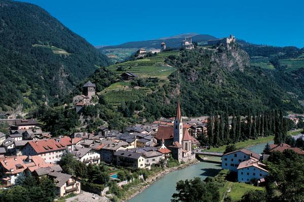 Bressanone, città vescovile L abbazia di Novacella La cittadina di Brunico La capitale Bolzano Merano, la città di cura Vipiteno Glorenza, la città più piccola dell Alto Adige Il lago di Caldaro I