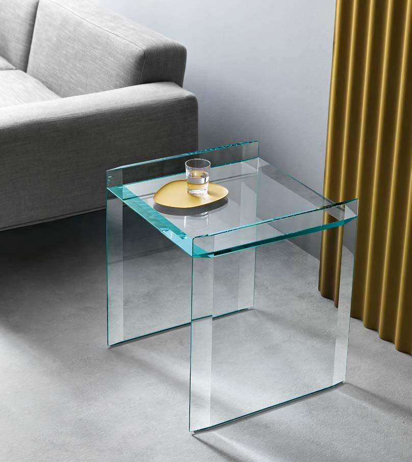 Quiller design Uto Balmoral Side-table in vetro, con la possibilità di inserire, come optional, un vassoio in