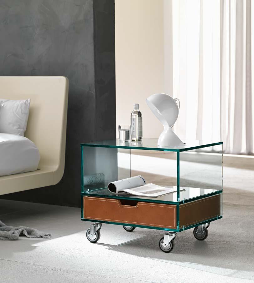 Utile appoggio, vicino a poltrone e divani. Disponibile in due altezze. A useful side table for armchairs or sofas. Available in two different heights. Modularity is its strength.