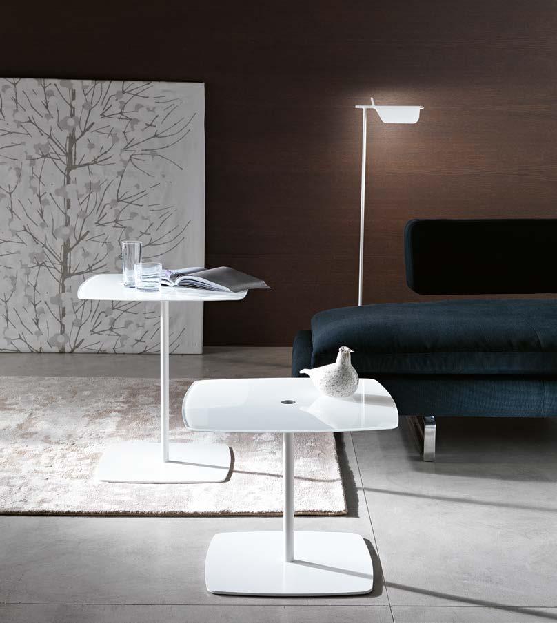 Anemone design Kaori Shiina Forme morbide e stondate per questo tavolino con piano in vetro laccato