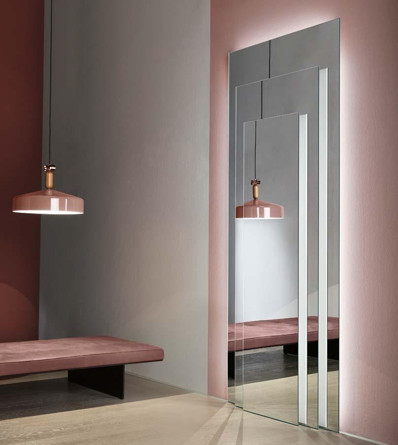 Optional illuminazione led con telecomando. Wall mirror made of three juxtaposing glass panes.