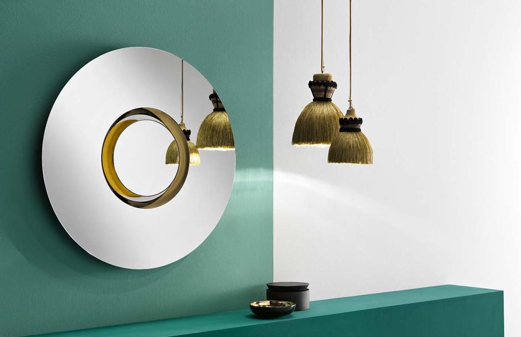 Ozma design Viola Tonucci Ozma è uno specchio a parete circolare e concentrico con cerchio centrale in metallo dorato.