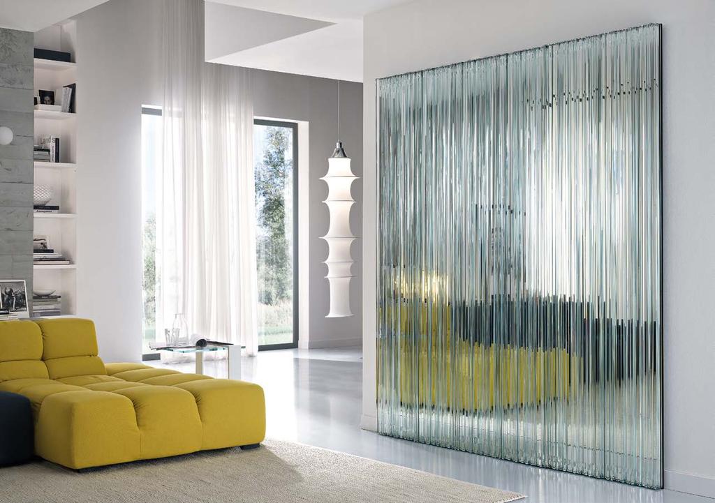 Vu design Giovanni T. Garattoni Specchio modulare a parete, composto da lastre di vetro extrachiaro di diverso spessore accostate e saldate tra loro, su fondo a specchio.
