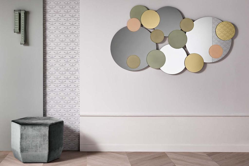 Atomic design Giovanni T.Garattoni Specchio da parete formato da cerchi di diverse dimensioni nei colori fumè, bronzo, oro, rosa e grigio.