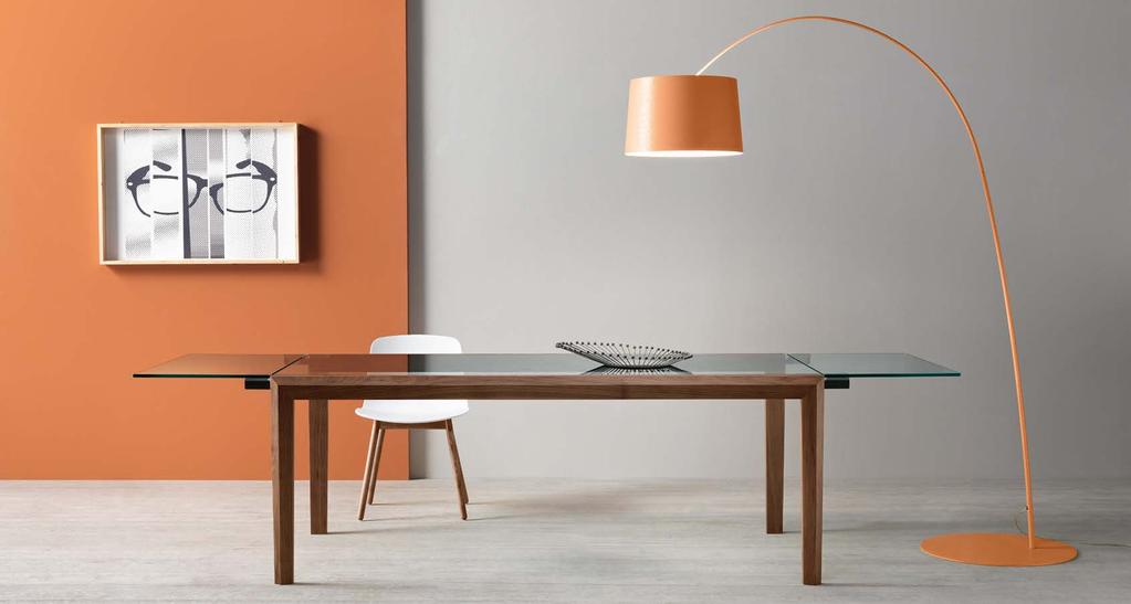 Lapsus design Arrighi e Nisco Lapsus è un tavolo allungabile con piano d'appoggio in vetro, sostenuto da una struttura in legno massello nelle varianti noce canaletto o laccato opaco RAL.