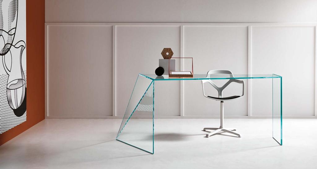 Penrose Desk design Isao Hosoe con Lucia Fontana e Masaya Hashimoto Scrivania in vetro, pratica ed essenziale.