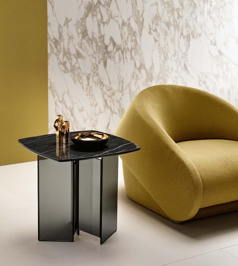 È disponibile anche la versione con piano in vetro in diverse misure. The side table or bed side table is part of a furniture collection characterised by a base in extra clear or smoked glass.
