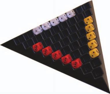 Il giocatore successivo può scegliere se: tirare i 3 dadi color madreperla a sua volta oppure non tirarli e lasciarli così come sono stati tirati dal giocatore precedente.