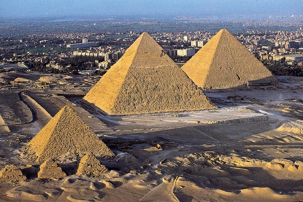 Architettura egizia: PIRAMIDE PIRAMIDE: la TOMBA DEI FARAONI dopo la màstaba e la piramide a gradoni.
