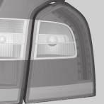 Sostituzione delle lampadine - luce della targa La luce della targa è situata sotto la maniglia del portellone. 10 G017458 Luci di posizione/parcheggio (LED) 1. Svitare le viti con un cacciavite.