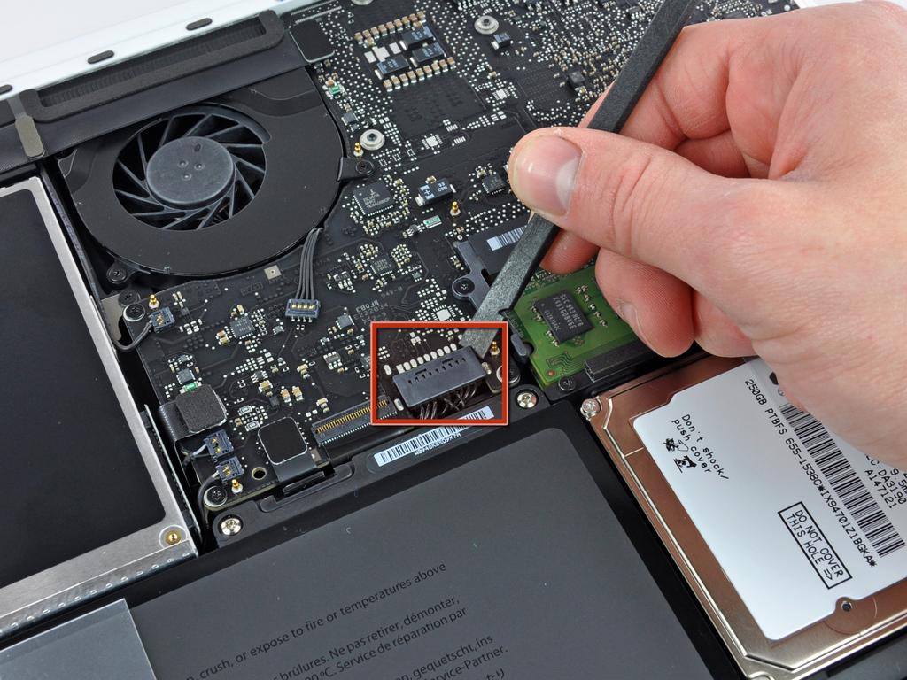 Passo 3 Installazione della batteria nel MacBook Unibody modello A1342 Per precauzione, suggeriamo di scollegare il connettore della batteria dalla scheda logica per evitare eventuali