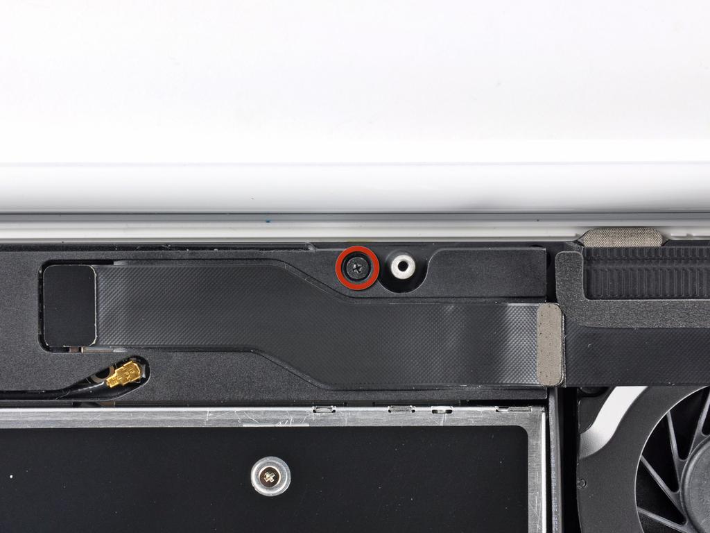 Passo 7 Installazione dell'unità ottica nel MacBook Unibody modello A1342 Rimuovere la vite con