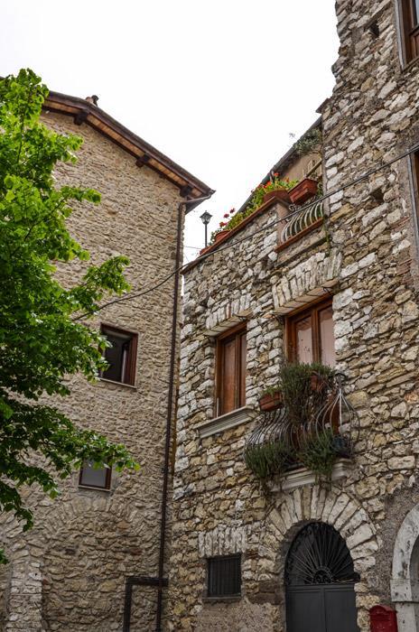 supervisione della Soprintendenza ai Beni Architettonici e Ambientali del Lazio, ne promuove un profondo restauro conservativo, strutturale, pittorico.