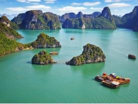 Dopo la prima colazione. Partenza per Baia di Halong, chiamata da molti l ottava meraviglia del mondo.