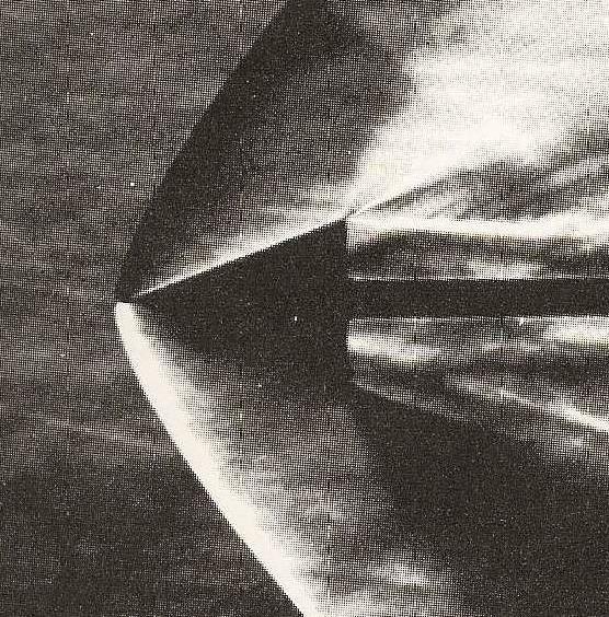 Immagine Schlieren di un flusso supersonico di aria su un cuneo con M 1 = 1.56 e = 20 ( > max ).
