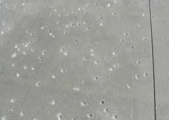 L inerte reagisce con gli alcali del cemento e tramite un fenomeno di idratazione da origine ad un processo espansivo dell inerte stesso che provoca il pop-out o la fessurazione.