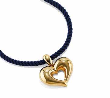 400 399 402 401 399 PENDENTE IN ORO GIALLO, VAN CLEEF & ARPELS a cuore con cordoncino in seta blu e chiusura in oro giallo. Pendente di cm 3,00 x 3,00 firmato V.C.A. e numerato CRO6.03YG.