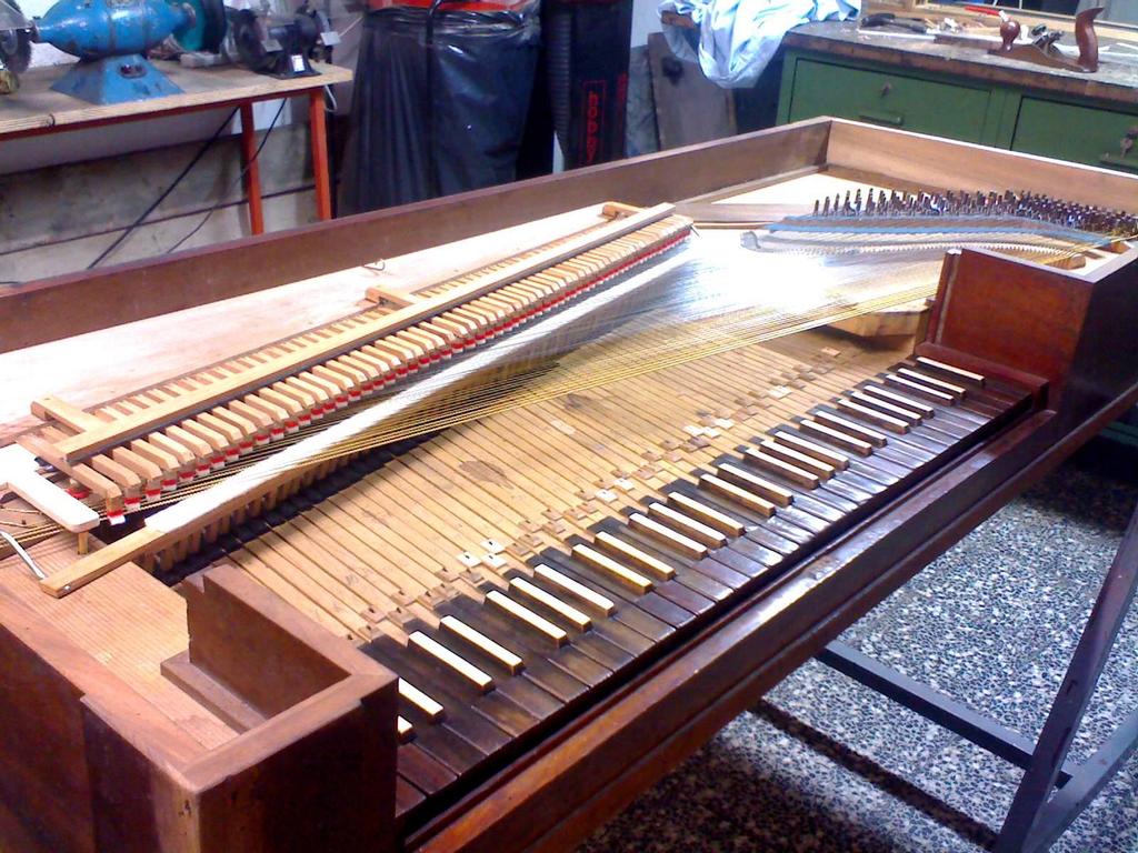 Pianoforte a tavolo di Anonimo, fine sec. XIIX Descrizione e restauro Corpo dello strumento Pianta rettangolare con tastiera spostata a sinistra.