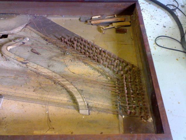 La tavola armonica, di piccole dimensioni, occupa solamente la parte destra mentre a sinistra si trova un piccolo scomparto, verso l interno dello strumento.