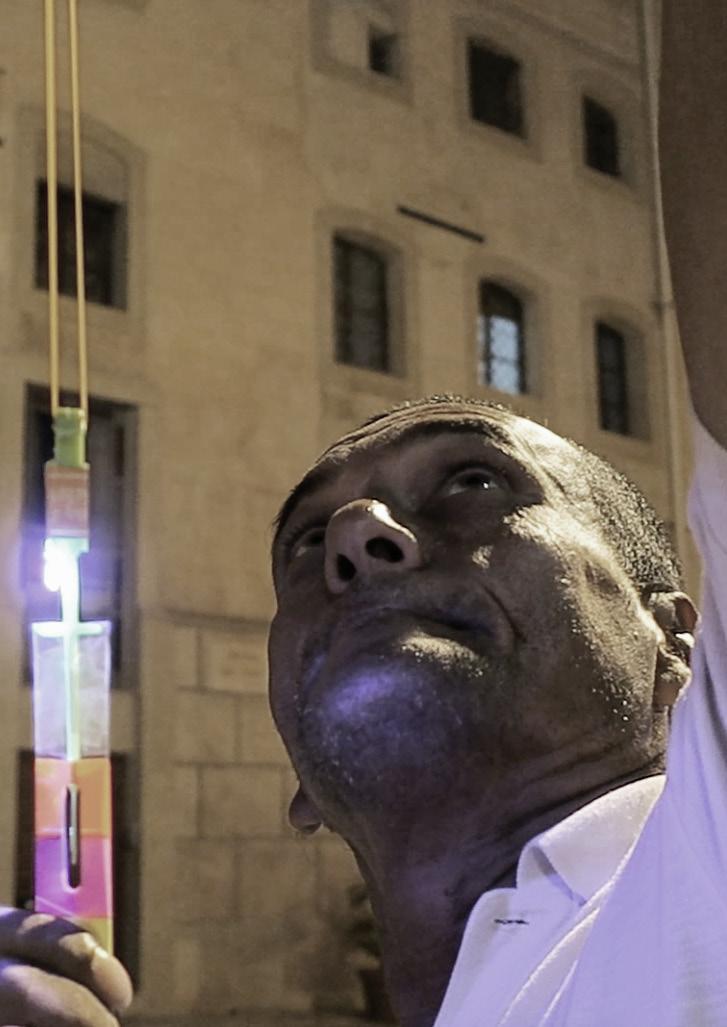 Lanciatori di Luce Ottobre 2016 Intervento performativo nello spazio pubblico Piazza Bellini, Palermo.