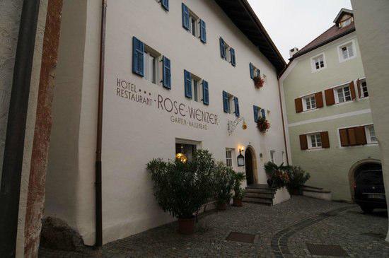 INDIRIZZO: Hotel Rose Wenzer Piazza della Chiesa,18 39050 Fiè allo Sciliar - Alpe di Siusi Bolzano I Telefono +39/0471/725016 Telefax +39/0471/724690 Email: info@hotel-rose-wenzer.