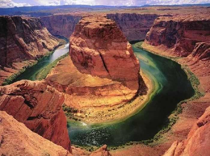 DeadHorse Point, un promontorio che domina il fiume Colorado. La vista del Canyonlands e del Colorado e' spettacolare. Si giunge nel tardo pomeriggio a Moab. Cena e pernottamento.