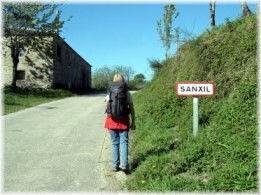 Tra boschi di querce ritorniamo sulla Arrivo a SanXil strada proprio all'altezza della fontana Dos Lamerios (percor 3,3km) e ancora su asfalto e su strada in pendenza arriviamo a SanXil.