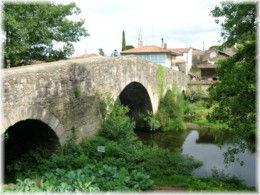 Puente medievale di Furelos una sola navata e abde circolare. Nel timpano sopra la porta è scolpita un'immagine della Vergine.