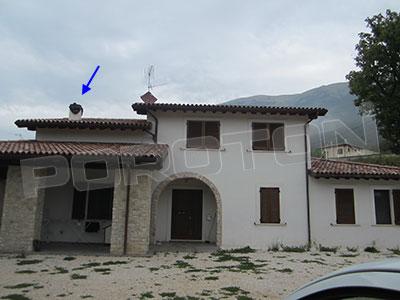 Fig. 5 Edificio 2 (Post-terremoto 24 agosto M 6.0): vista esterna del fronte principale (sx) e dettaglio del caminetto nella zona giorno a doppia altezza (dx). Fig.