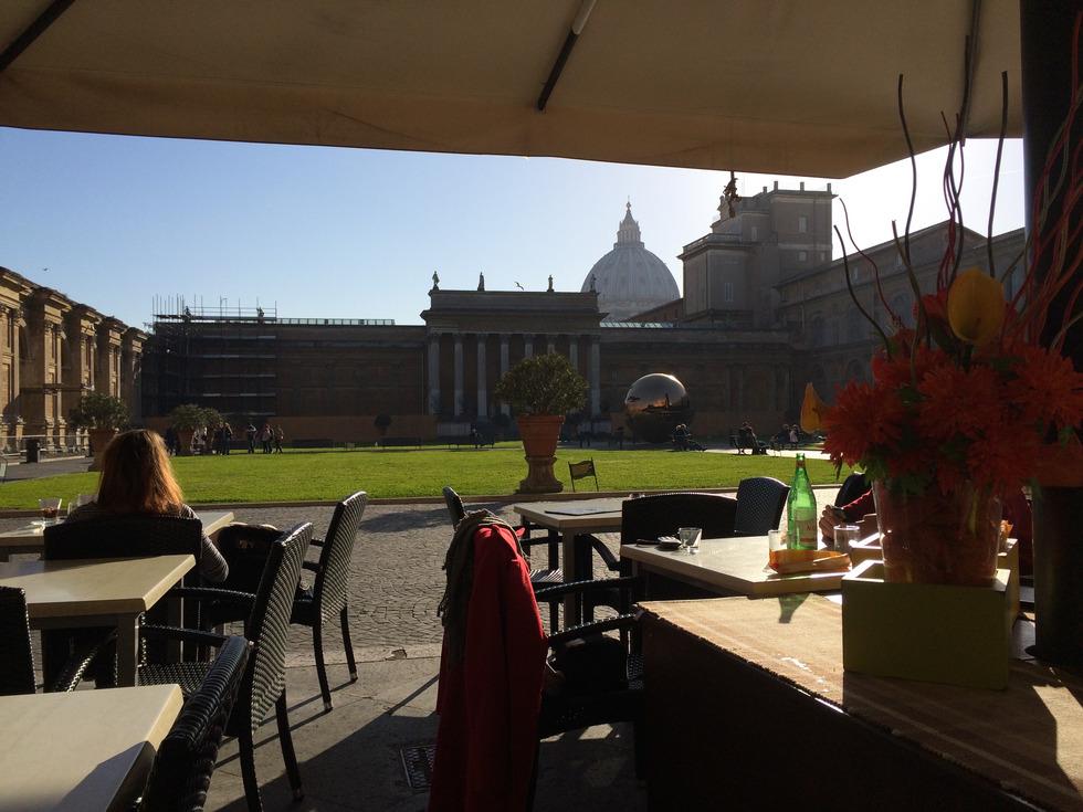 Nel Vaticano ci sono molte panchine e posti per sedersi. Nel cortile c'è un bar.