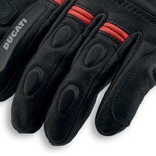 recommended lifespan - Gloves for passengers make up approximately 20% of total sales - 5% of customers buy gloves again because they have lost them Assortimento ed esposizione in negozio / Range and