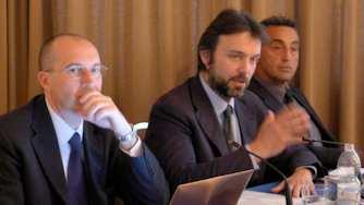 Fino ad ora, invece, il Governo Italiano non ha avuto la medesima determinazione. La CGBI ha chiesto al neo Ministro De Girolamo un incontro urgente per illustrare le posizioni.