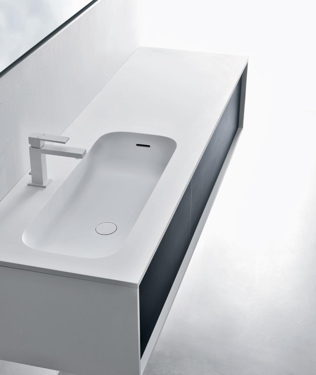 Mobile da cm 153 x 48 x h 33 con ante Grigio Fumo e lavabo integrato ROUND in Cristalplant Biobased.