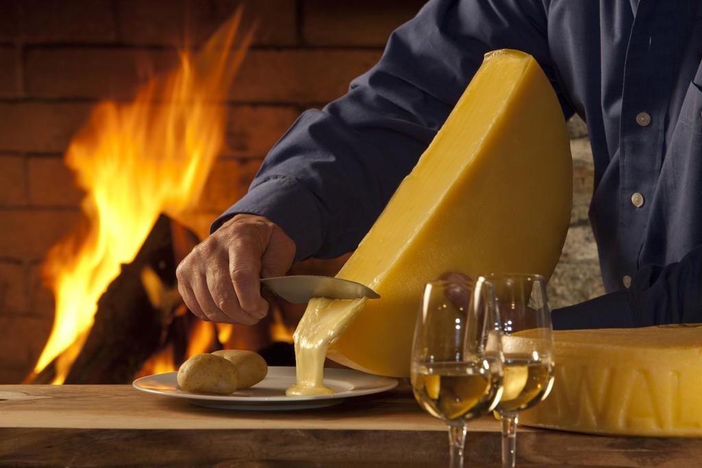 La Raclette per una gustosa serata in compagnia! Una specialità di montagna e non solo: è l'elogio alla convivialità!