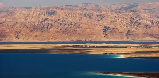 Il Mar Morto è cinto da catene montuose a est e dalle dolci colline di Gerusalemme a ovest, in uno scenario di rara suggestività.