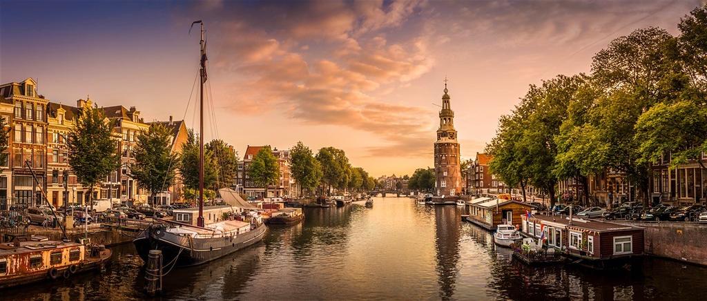 Amsterdam dimostra una vitalità degna del suo passato di capitale mercantile.