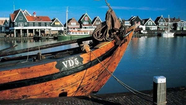 Gli zoccoli che portano gli abitanti, sono i ricordi dei secoli scorsi, quando l Olanda principalmente viveva della pesca e dell agricoltura.