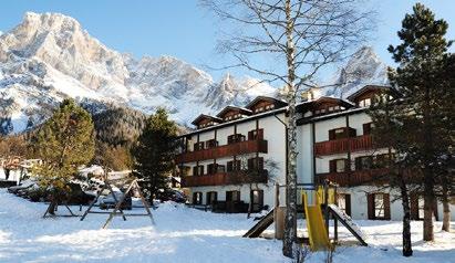 Il Residence Relais si trova in eccellente posizione panoramica circondato da ampi spazi verdi, appena fuori dal centro storico