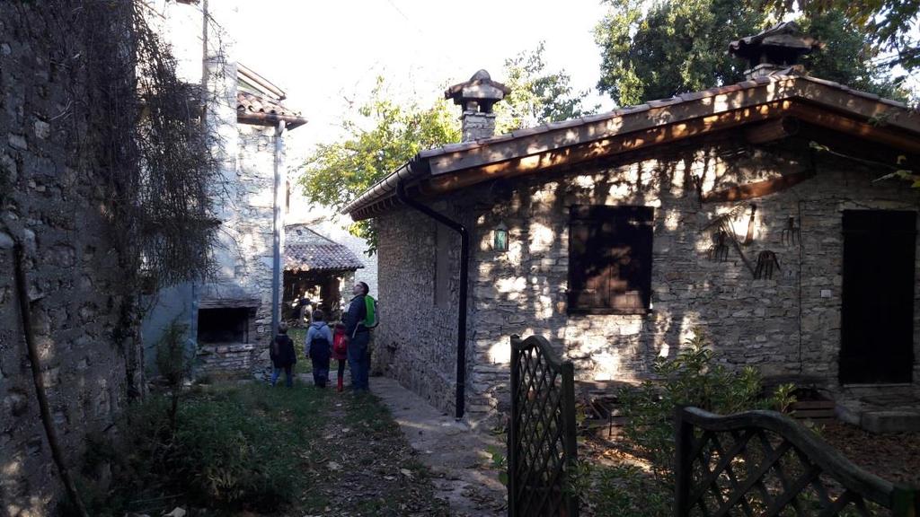 Il Sentiero del Bosco Incantato di Combai 4 parallelo alla strada e che arriva al parcheggio del ristorante Biss Badaliss.